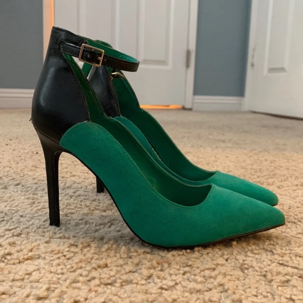 Pointed toe, green and black heels.